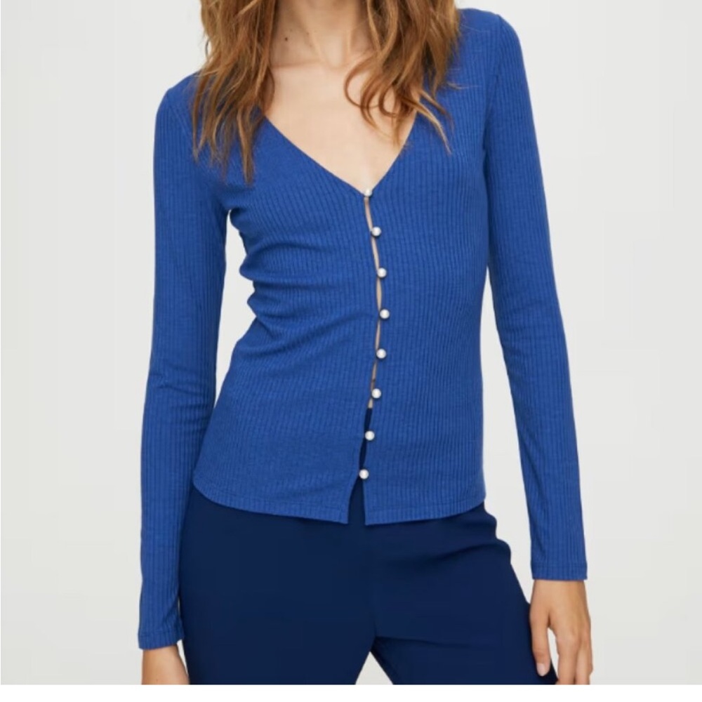Aritzia Pearl Cardigan - In Green colour - Medium